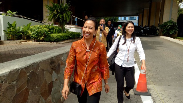 Rini Soemarno jalan kaki ke Balai Kota. (Foto: Nabilla Fatiara/kumparan)