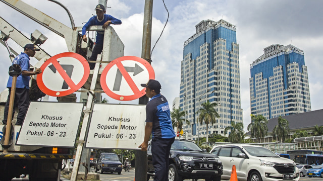 Cabut pergub larangan melintas motor di MH Thamrin (Foto: Antara/Galih Pradipta)