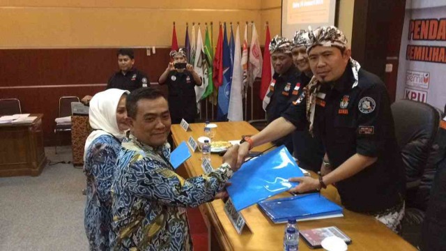 Hari Terakhir Pendaftaran, Pasangan Azis - Eti Resmi Daftar ke KPU Kota Cirebon