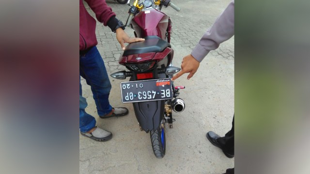 Motor pakai pelat terbalik ditilang (Foto: Dok. Polsek Curug)
