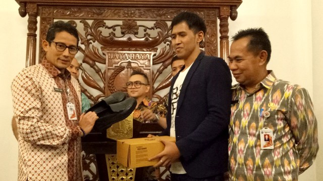 Sandiaga Uno dengan sepatu barunya (Foto: Nabilla Fatiara/kumparan)