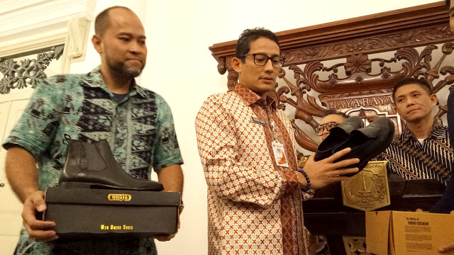 Sandiaga Uno dengan sepatu barunya (Foto: Nabilla Fatiara/kumparan)