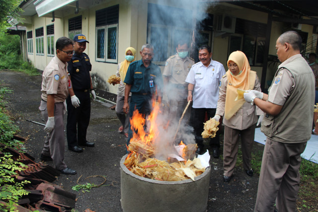 KEMENTERIAN KELAUTAN DAN PERIKANAN MUSNAHKAN PRODUK PERIKANAN ILEGAL