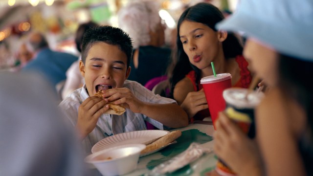 Ilustrasi anak makan junk food. (Foto: Thinkstock)