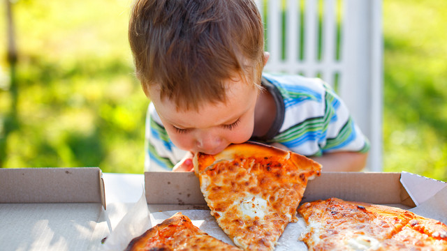 Ilustrasi anak makan junk food. (Foto: Thinkstock)