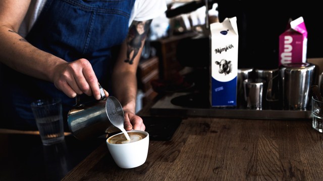 Barista Membuat Kopi (Foto: pixabay.com)