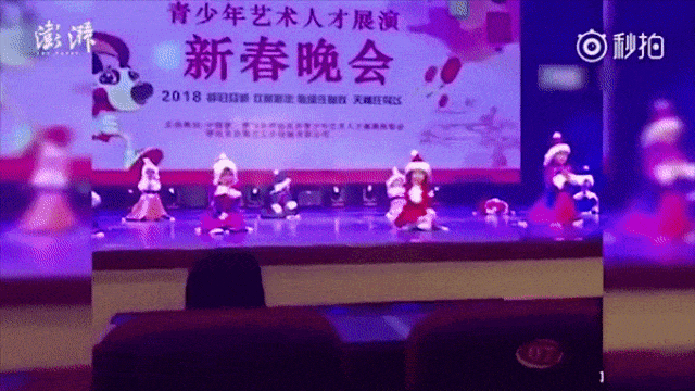 Anak Kecil yang Tertidur Selama Pertunjukan (Foto: Youtube/Shanghaiist)