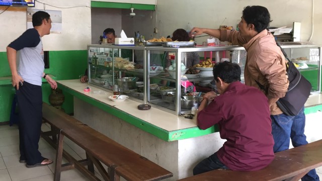 Warteg Timbul Jaya Kemang Dalam (Foto:  Abdul Latif/kumparan)
