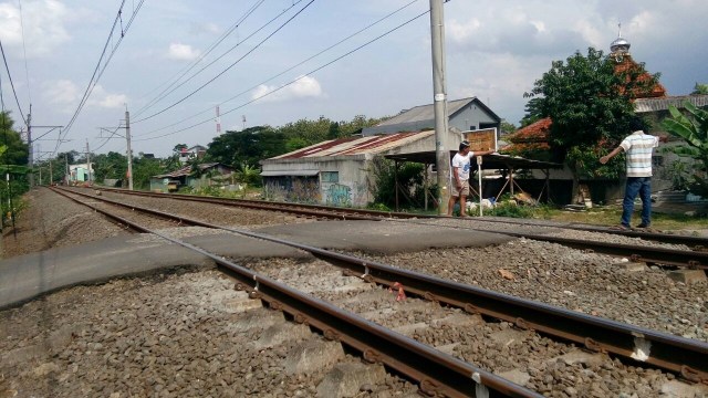 Jalur setapak Kereta tanpa palang pintu (Foto: Paulina Herasmaranindar/kumparan)