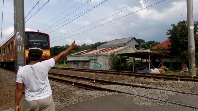 Jalur setapak Kereta tanpa palang pintu (Foto: Paulina Herasmaranindar/kumparan)