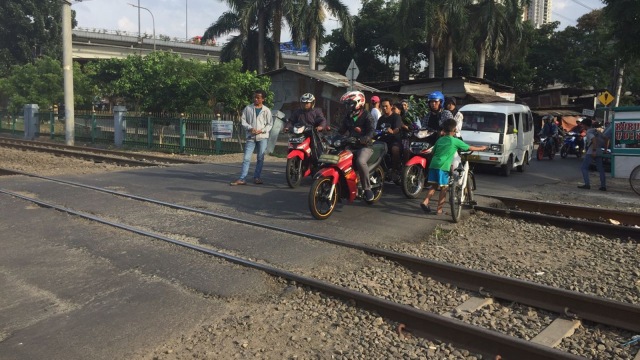 Perlintasan kereta api tanpa palang Duri Kosambi. (Foto: Rizki Mubarok/kumparan)