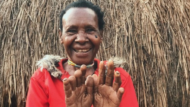Iki Palek, ritual memotong jari Suku Dani. (Foto: Instagram @graciathomas)