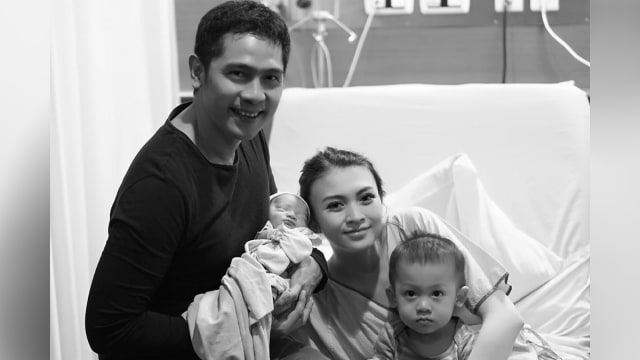 Donita dan keluarganya. (Foto: Instagram @donitabhubiy)