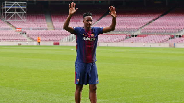 Yerry Mina di Camp Nou (Foto: REUTERS/Albert Gea)