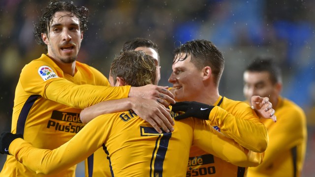 Pemain-pemain Atletico merayakan gol. (Foto: Ander Gillenea/AFP)