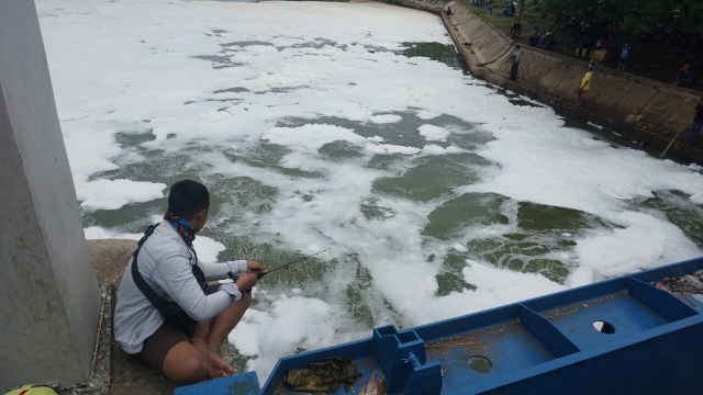Limbah busa di Jalur Banjir Kanal Timur (Foto: Iqbal Firdaus/kumparan)