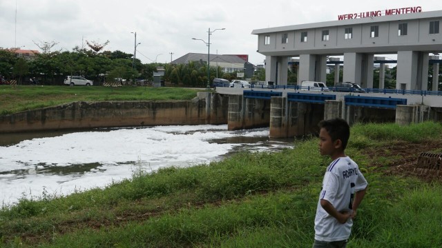 Limbah busa di Jalur Banjir Kanal Timur (Foto: Iqbal Firdaus/kumparan)