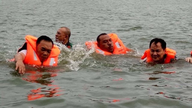 Selain Wagub, warga juga berenang di Danau Sunter (Foto: Fachrul Irwinsyah/kumparan)