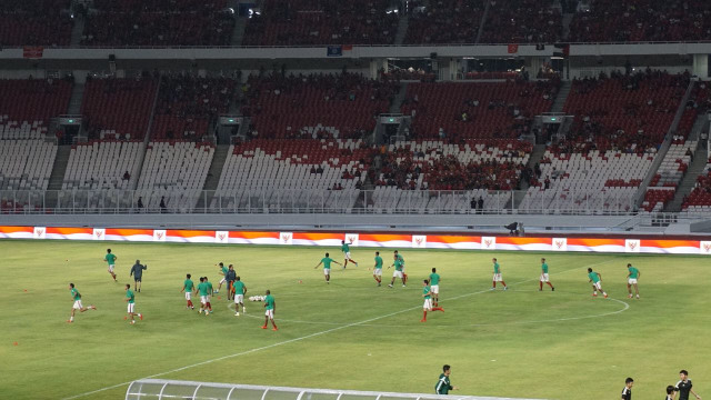 Timnas cek rumput SUGBK pasca hujan. (Foto: Yudhistira Amran Saleh/kumparan)