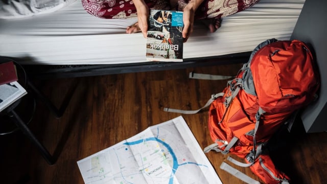 Memperhatikan lokasi sebelum mendaki. (Foto: Pexels)