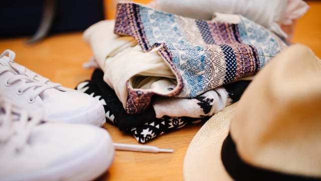 Bawa barang penting dan secukupnya. (Foto: Pexels)