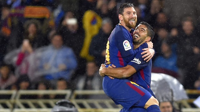 Messi dan Suarez merayakan gol untuk Barcelona. (Foto: Ander Gillenea / AFP)