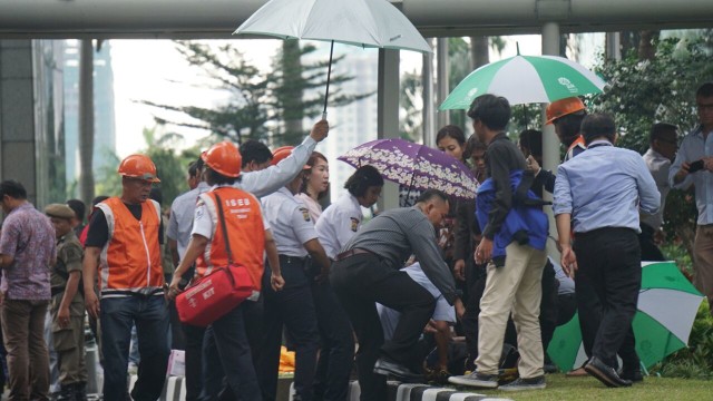 Suasana evakuasi korban lantai BEI rubuh (Foto: Helmi Afandi Abdullah/kumparan)
