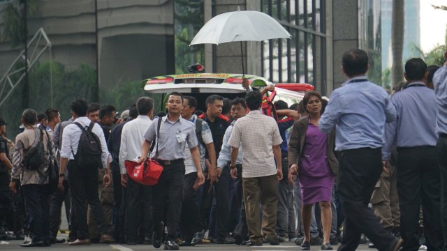 Suasana evakuasi korban lantai 1 gedung BEI (Foto: Helmi/kumparan)
