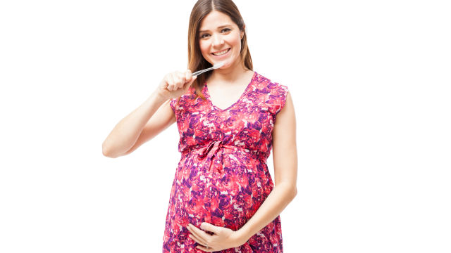 Ilustrasi menyikat gigi ibu hamil (Foto: Thinkstock)