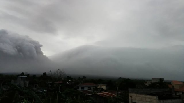 Gunung Berapi Mayon di Filipina Erupsi (Foto: Raymund Mark Nayve/via REUTERS)