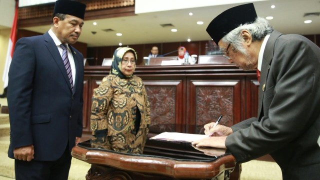 Sabam Sirait dilantik jadi Anggota DPD (Foto: Dok. Humas DPD)