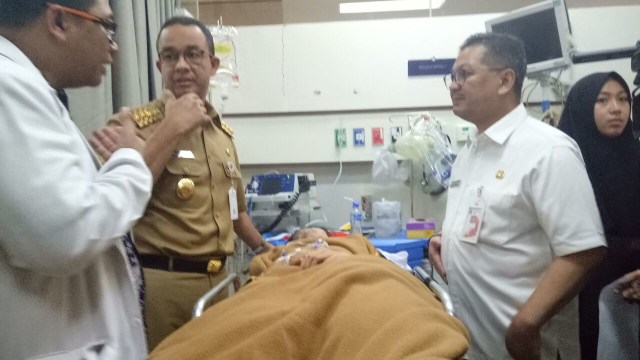 Anies menjenguk korban BEI di RS Siloam (Foto: Nabilla Fatiara/kumparan)