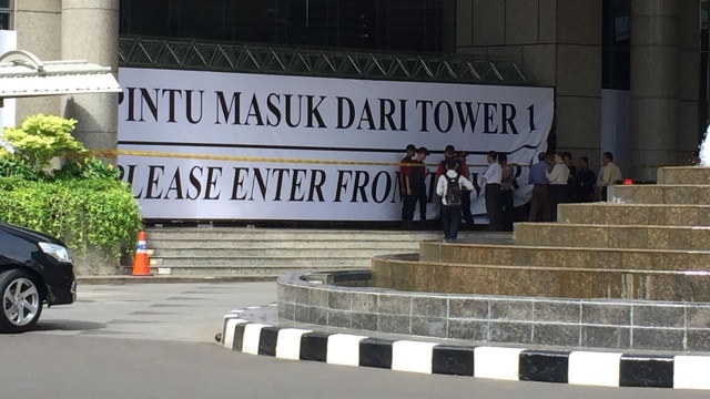 Pintu masuk tower 2 BEI ditutup (Foto: Paulina Herasmarinda/kumparan)