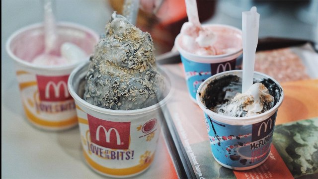 Saus hitam, McFlurry Coconut Charcoal. (Foto: Instagram/@jogjafoodrink dan @streetfoodstories)