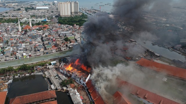 Museum Bahari terbakar. (Foto: Antara/Hadi Abdat)