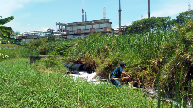 Limbah pabrik di Sungai Citarum, Purwakarta. (Foto: Iqbal Tawakal/kumparan)