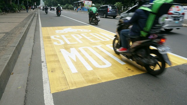 Pengecatan Jalur Kuning Khusus Motor (Foto: Helmi Afandi Abdullah/kumparan)