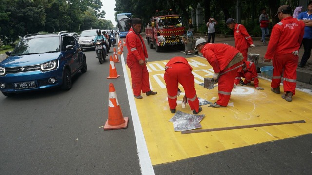 Pengecatan Jalur Kuning Khusus Motor (Foto: Helmi Afandi Abdullah/kumparan)