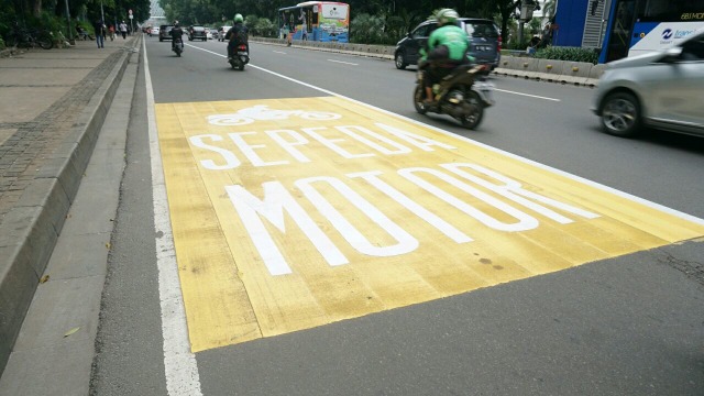 Pengecatan Jalur Kuning Khusus Motor (Foto: Helmi Afandi Abdullah/kumparan)