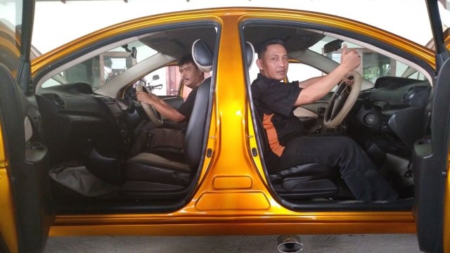 Mobil Vios dengan modifikasi dua muka di Bandung (Foto: Iqbal T. Lazuardi/kumparan)