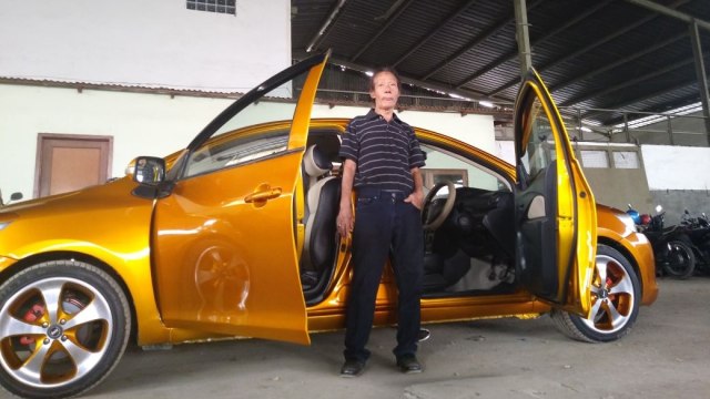 Mobil Vios dengan modifikasi dua muka di Bandung (Foto: Iqbal T. Lazuardi/kumparan)