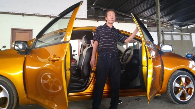 Mobil Vios dengan modifikasi dua muka di Bandung (Foto: Iqbal T. Lazuardi/kumparan)