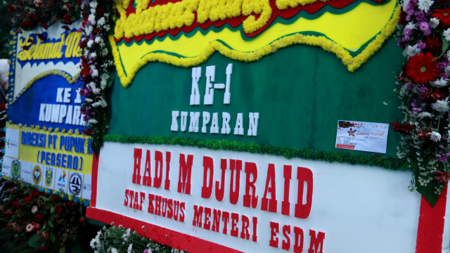 Karangan bunga ulang tahun kumparan ke-1. (Foto: Satrio Rifqi Firmansyah/kumparan)