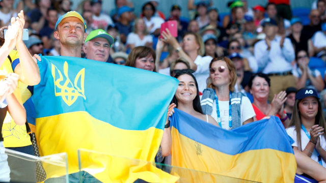 Para suporter Marta Kostyuk di Melbourne. (Foto: Reuters/Edgar Su)