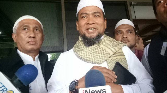 Ustaz Zulkifli Ali dan Novel (Foto: Rizki Mubarok/kumparan)