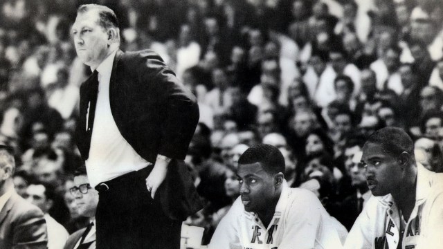 Don Haskins saat melatih Texas Western. (Foto: Dok. UTEP Atheltic)