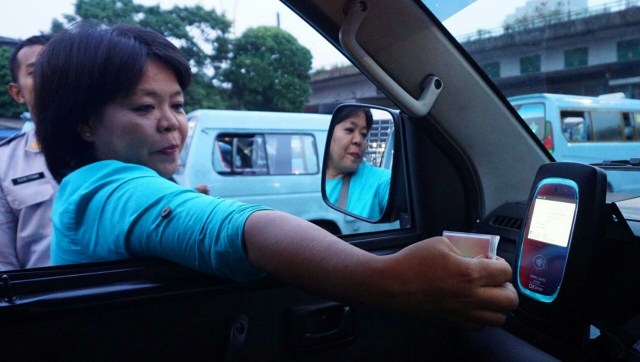 Angkutan Umum OKOTRIP di Kampung Melayu (Foto: Jamal Ramadhan/kumparan)