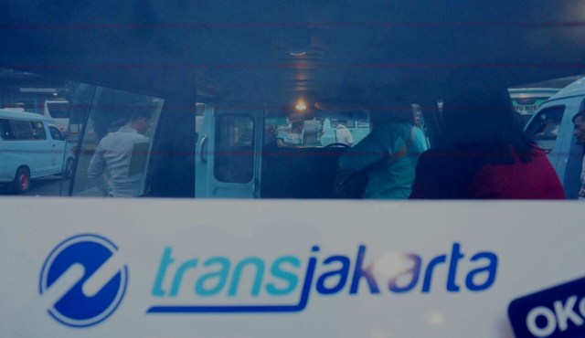 Angkutan Umum OKOTRIP di Kampung Melayu (Foto: Jamal Ramadhan/kumparan)