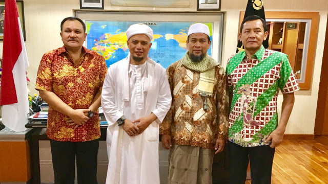 Ustaz Zulkifli bertemu dengan Kabaintelkam Polri (Foto: Dok. Pengacara Zulkifli, Kapitra Ampera)
