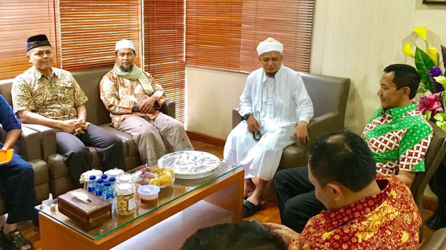 Ustaz Zulkifli bertemu dengan Kabaintelkam Polri (Foto: Dok. Pengacara Zulkifli, Kapitra Ampera)